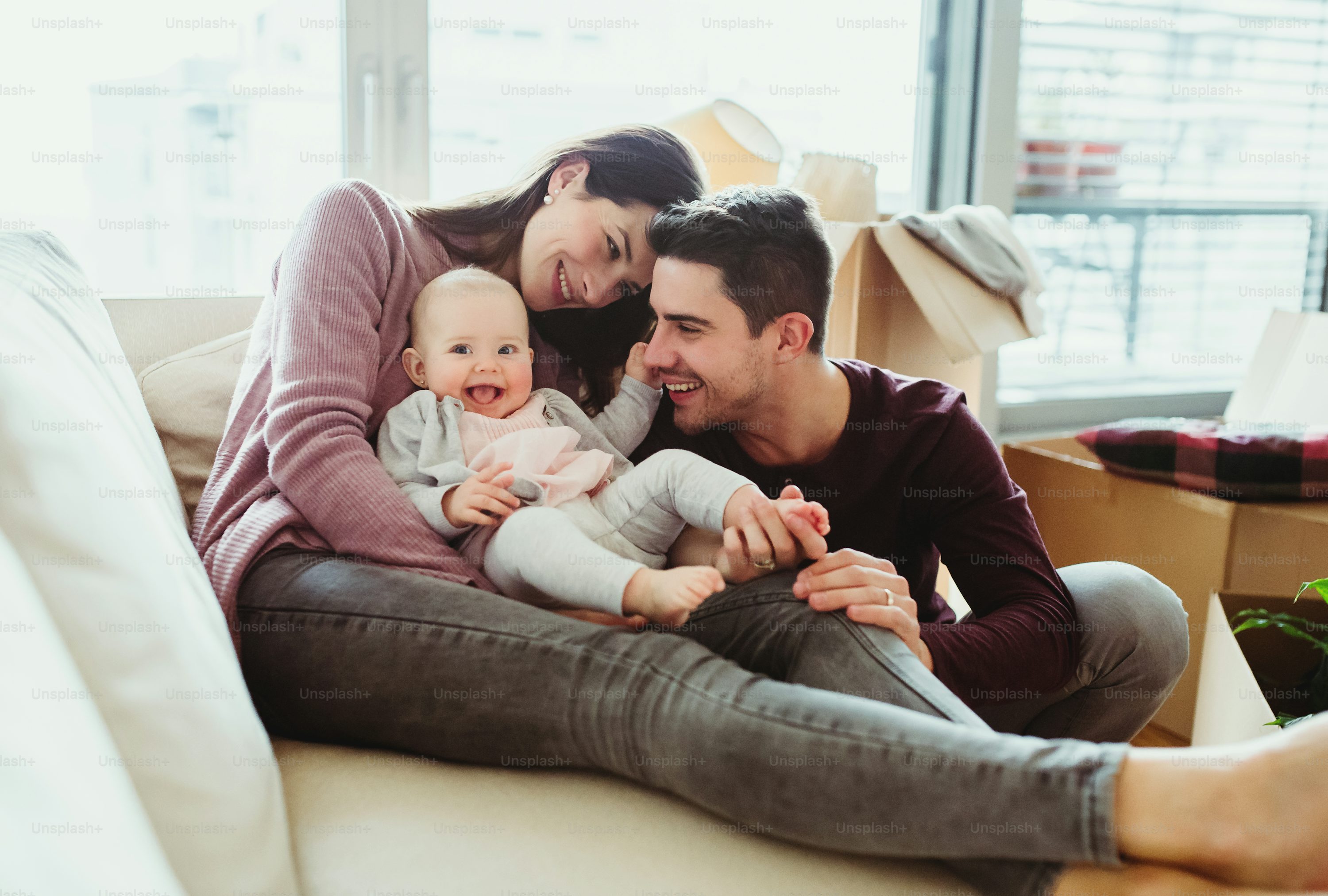 Família com bebê em momento de acolhimento em casa